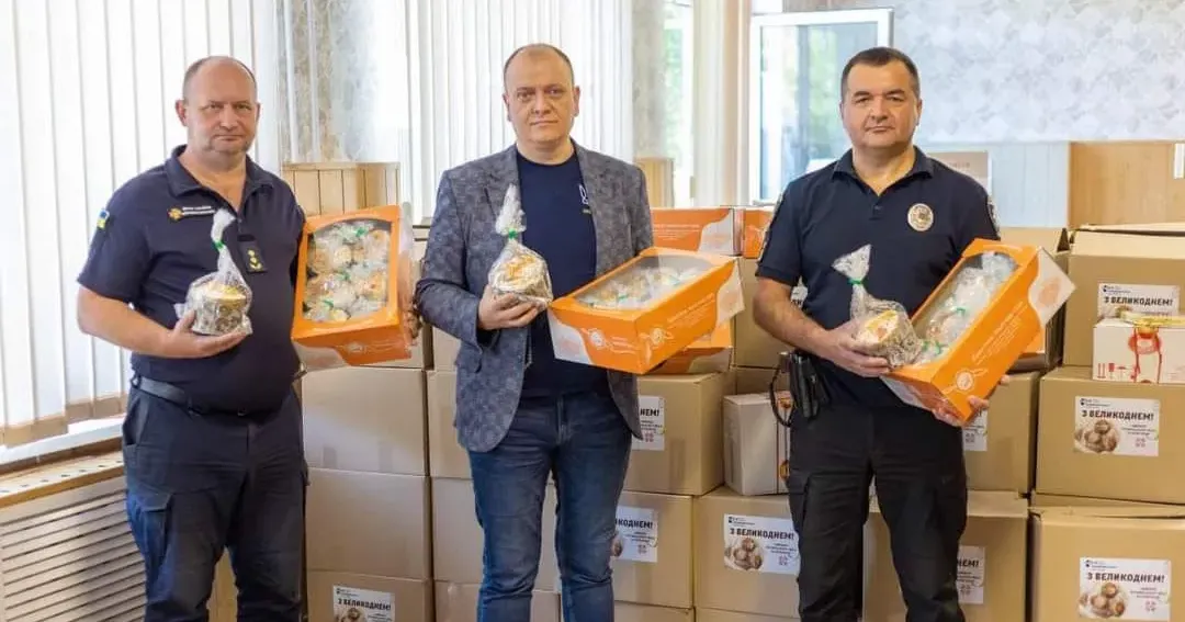 Світлини: Нововодолазька селищна рада і Міжрегіональний центр гуманітарного розмінування та швидкого реагування Нововодолазька громада передала великодні набори поліцейським та рятувальникам на порталі Gromada Group