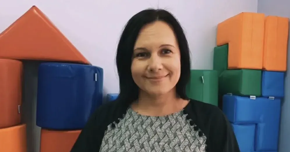 Кароліна Завада До початку нового навчального року ще майже цілих три місяці, а Нововодолазький «Інклюзивно-ресурсний центр» вже нагадує батькам: якщо ваша дитина має особливі освітні потреби, які можуть завадити її освіті в дитсадку чи навчанню школі, - звертайтеся до фахівців, аби заздалегідь виявити освітні труднощі дитини та допомогти їй навчатися разом з однолітками.