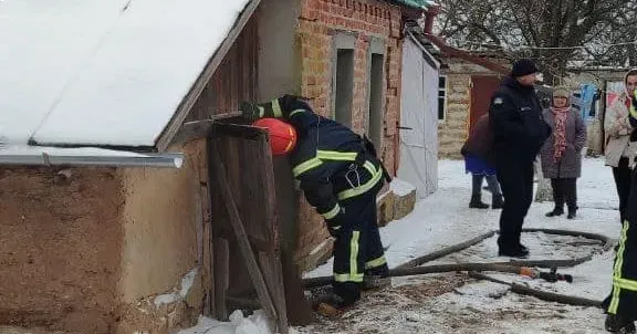 Минулої доби рятувальниками 56-ї (селище Нова Водолага) Державної пожежно-рятувальної частини було здійснено виїзд в село Просяне на гасіння приватного будинку.