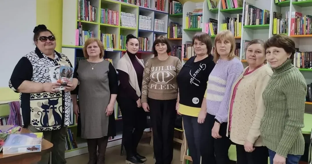 Фото: Дитяча бібліотека Нововодолазької селищної ради В Нововодолазькій дитячій бібліотеці відбулася зустріч з поетесою Іриною Мироненко на порталі Gromada Group