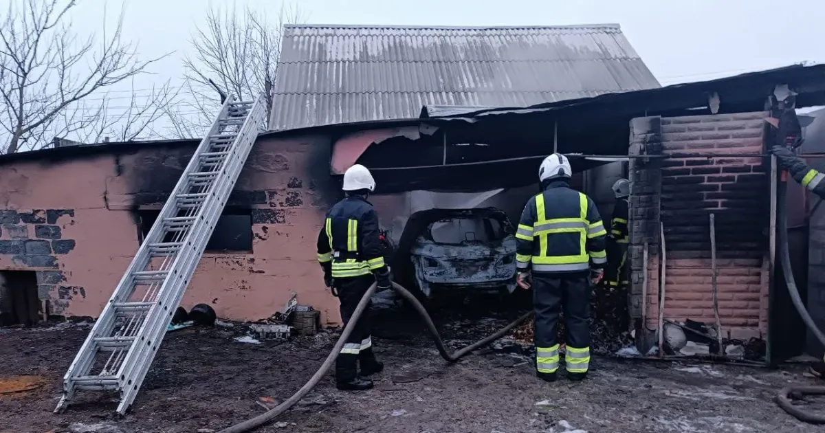 Світлини: МЦГР ШР ДСНС України та Харківське районне управління ГУ ДСНС України в Харківській області На Нововодолажчині горів гараж з автомобілем на порталі Gromada Group