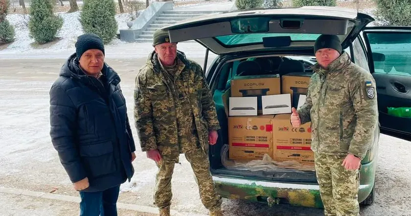 Фото: ФБ-сторінка Нововодолазької селищної територіальної громади Нововодолазька громада вчергове передала військовим технічне приладдя на порталі Gromada Group
